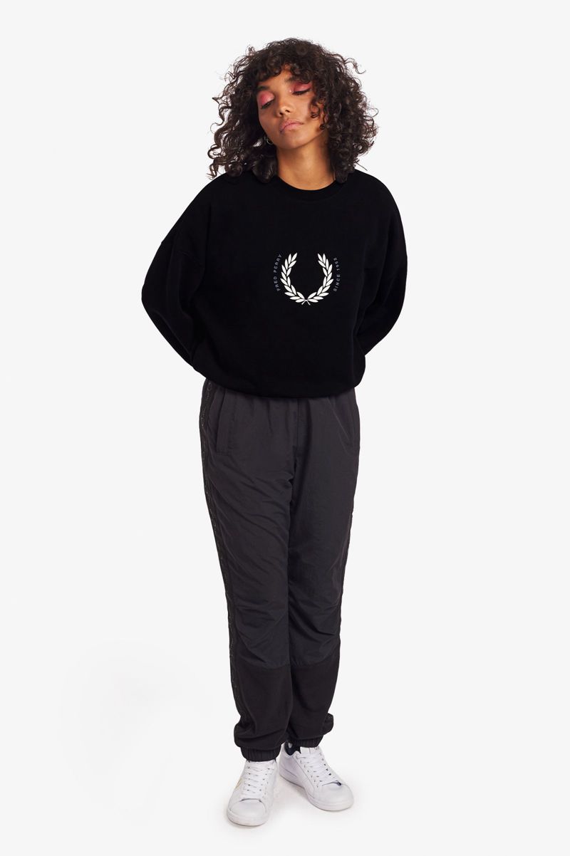 Women's Fred Perry Laurel Wreath Sweatshirts Black | 4029137-NV